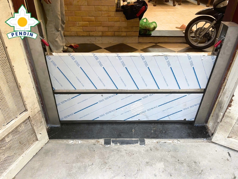 Cửa chống ngập là giải pháp giúp bảo vệ tài sản hiệu quả khi mưa lớn Báo giá cửa chống ngập gia công lắp đặt trọn gói mới nhất năm 2025