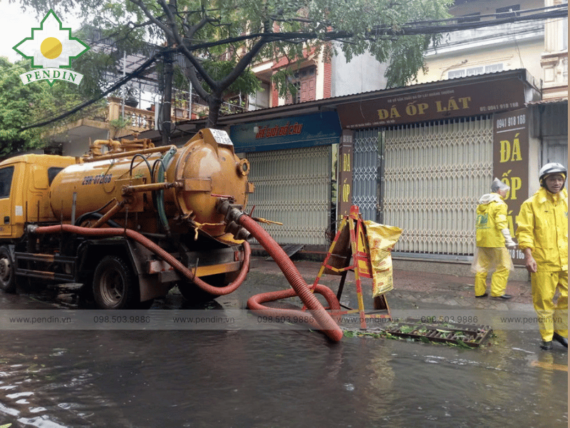 Hệ thống thoát nước xuống cấp khiến đường phố ngập úng không thoát được (Nguồn: VietnamPlus)