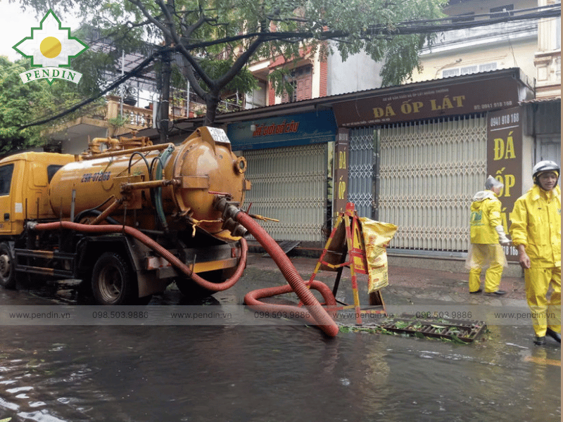 Vì sao người dân Hà Nội, Sài Gòn đầu tư cửa chống ngập? 4 He thong thoat nuoc xuong cap khien duong pho ngap ung khong thoat duoc Nguon VietnamPlus