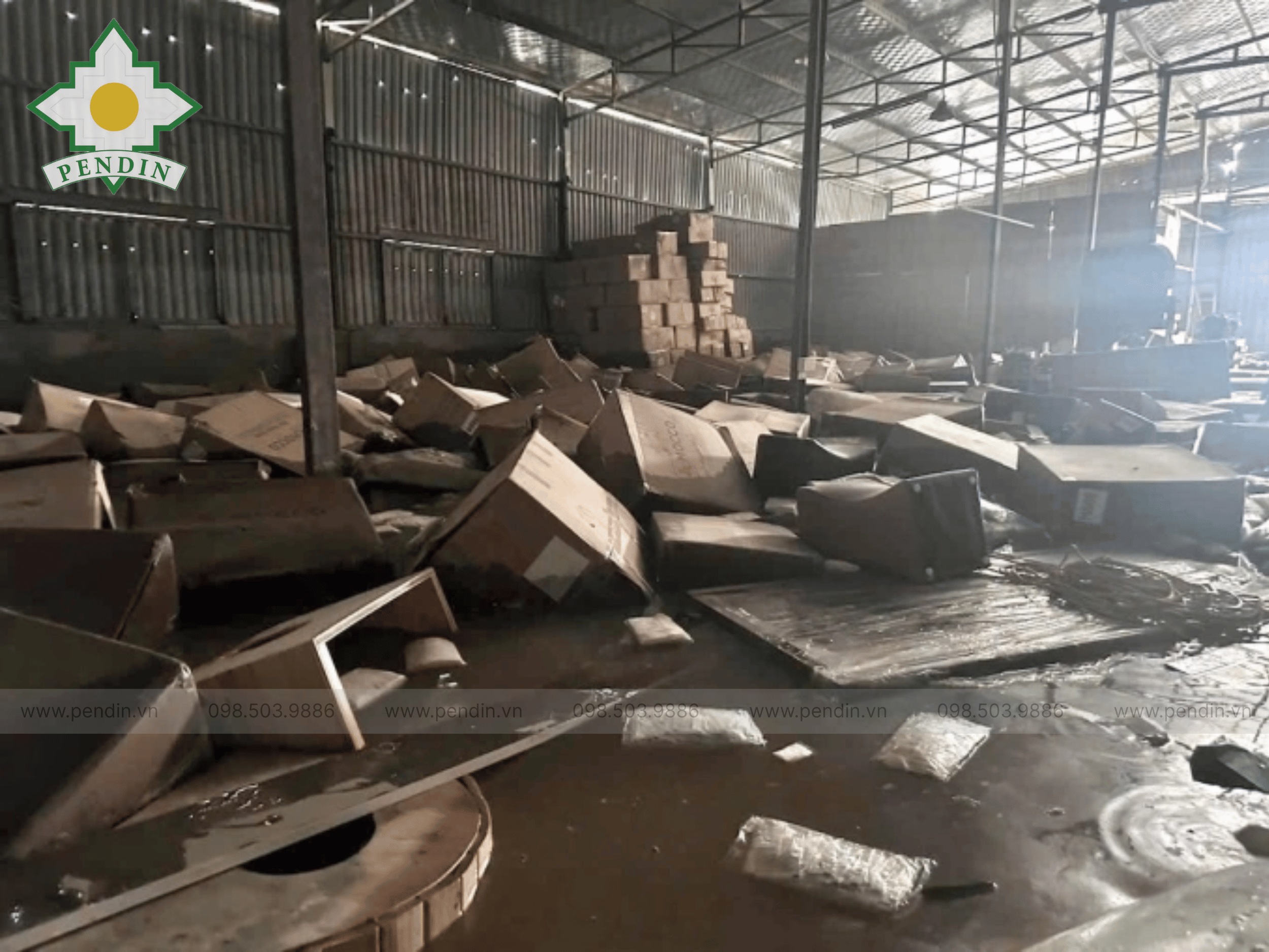 Giải pháp cửa chống ngập tầng hầm tòa nhà, bãi xe ngầm & nhà máy sản xuất 3 Hinh anh mot xuong noi that rong hon 400 m2 o Long Bien Ha Noi bi ngap nuoc