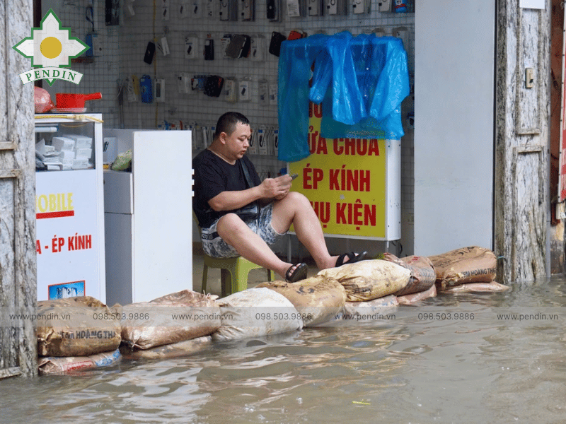 Vì sao người dân Hà Nội, Sài Gòn đầu tư cửa chống ngập? 5 Hinh anh nguoi dan chong ngap lut bang bao cat