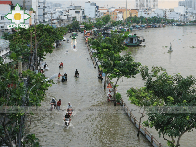 Vì sao người dân Hà Nội, Sài Gòn đầu tư cửa chống ngập? 3 Hinh anh trieu cuong dang cao khien duong pho bi ngap lut Nguon Bao chinh phu HCM