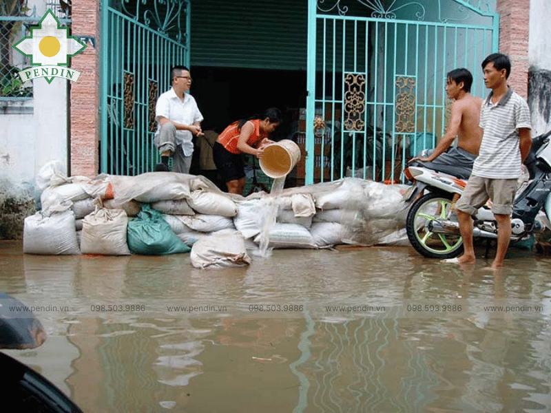 Vì sao người dân Hà Nội, Sài Gòn đầu tư cửa chống ngập? 2 Thuc trang ngap lut tai cac thanh pho lon nhu TPHCM va Ha Noi