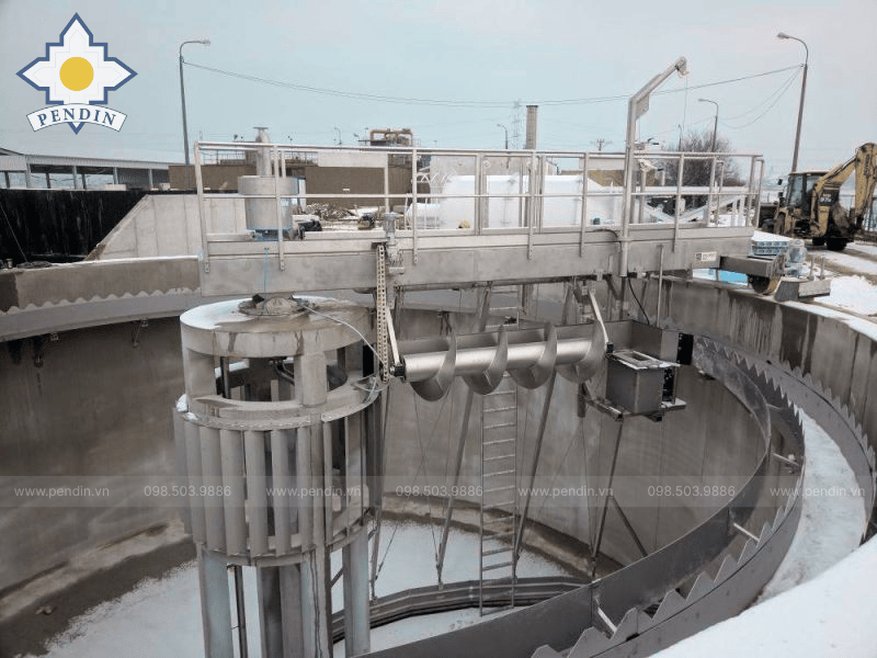 Cầu cào gạt bùn bán kính