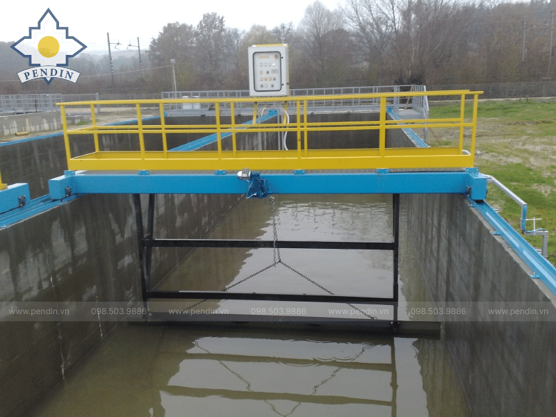 Cầu cào gạt bùn tịnh tiến