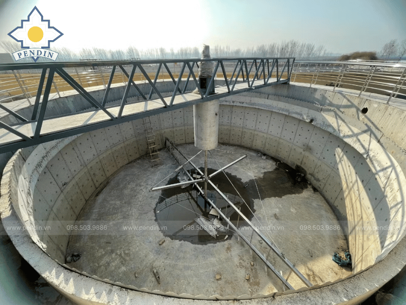 Cầu cào gạt bùn trung tâm