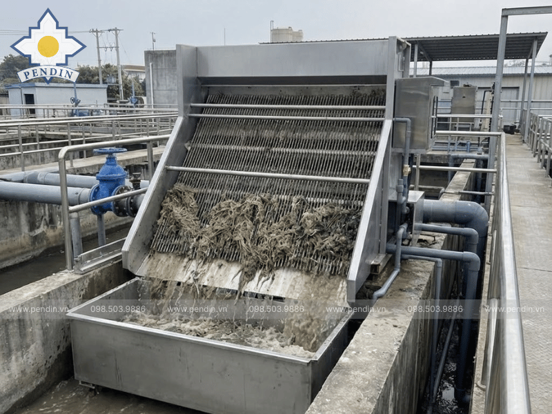 So sánh máy vớt rác trống quay và lược cào