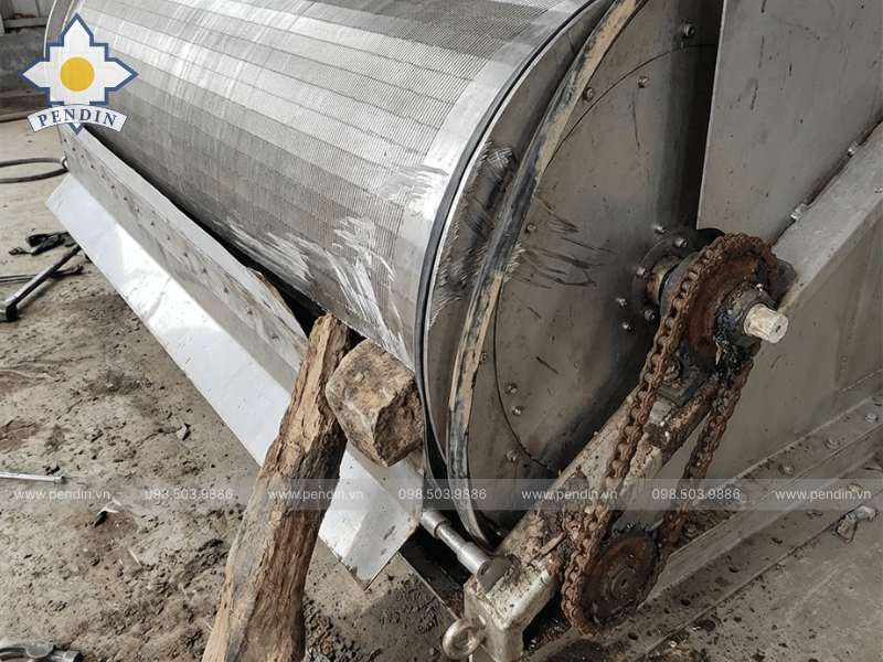 Sự cố kẹt cơ khí thường gặp vận hành Máy vớt rác trống quay