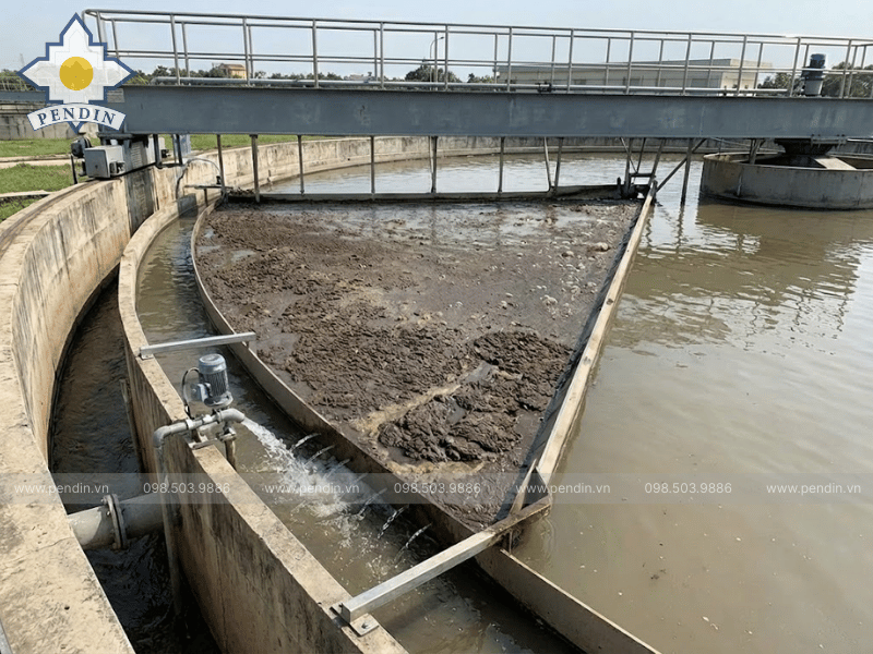 Tích hợp thiết bị gạt váng nổi đồng bộ trên cầu cào bùn