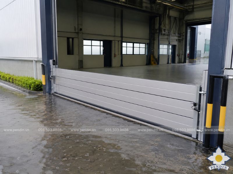 Cửa chống ngập lắp tại cửa kho rộng
