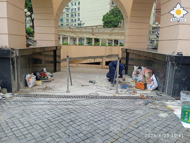 Pendin thi công lắp đặt cửa chống ngập khu chung cư trọn gói