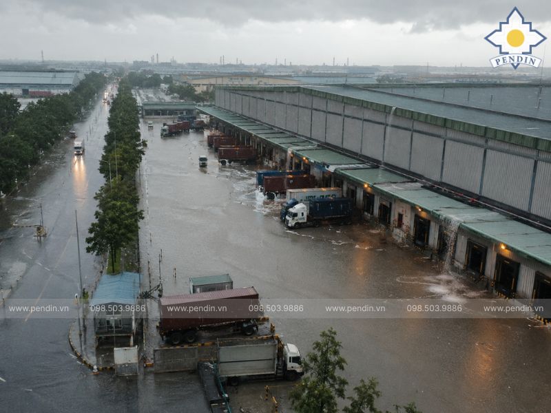 kho hàng trong khu công nghiệp bị ngập