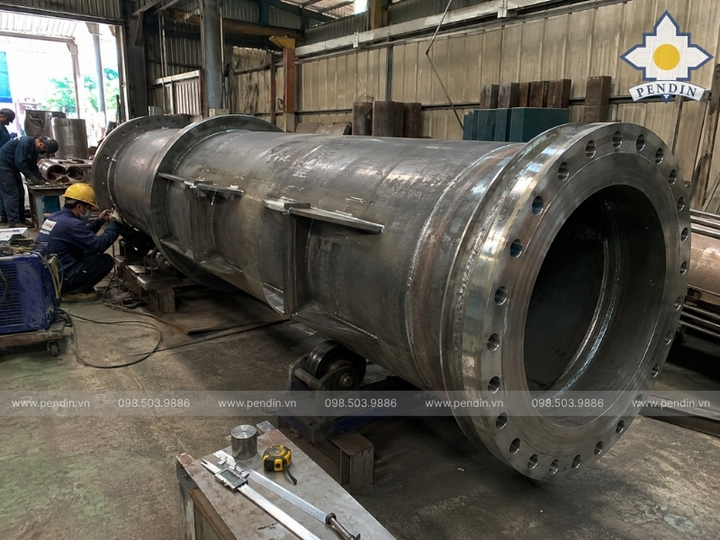 ống lồng bơm đang gia công